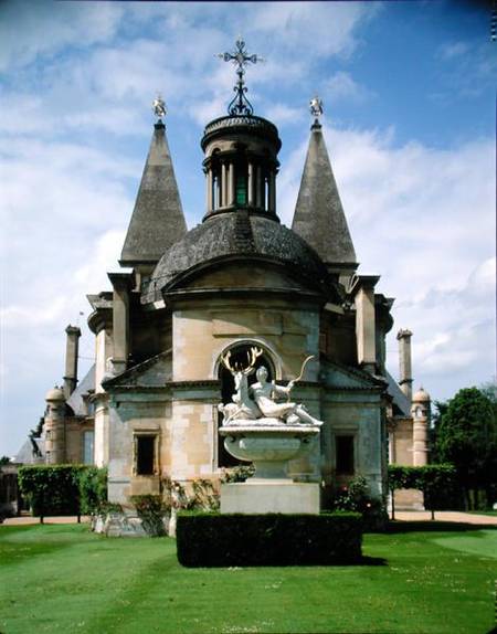 Exterior view of the chapel with sculpture of Diana the Huntress in front (photo) à Philibert Delorme