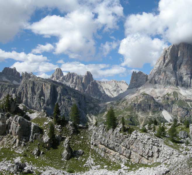 Paysage de montagne estival sur les Dolomites