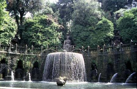 The 'Fontana Ovale' (Oval Fountain) in the gardens designed à Pirro Ligorio