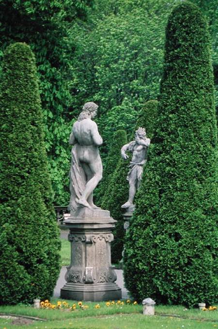 Statues and topiary in the garden (photo) à École polonaise