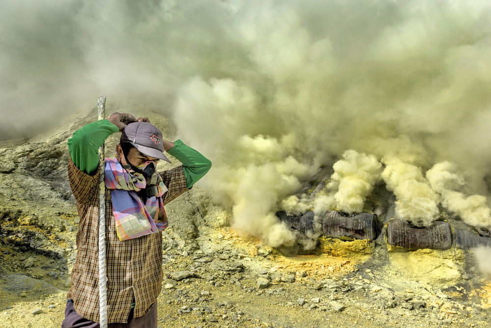 sulphur miner wearing mask à PRADEEP RAJA