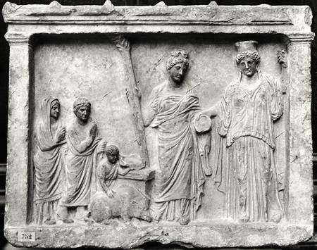 Man, woman and child before an altar offering a sow as a sacrifice to Demeter and Kore à Praxiteles