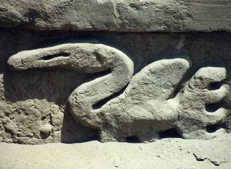 Bird design on one of the walls inside the ruined pre-Inca city, built by the Chimu à Pre-Columbian
