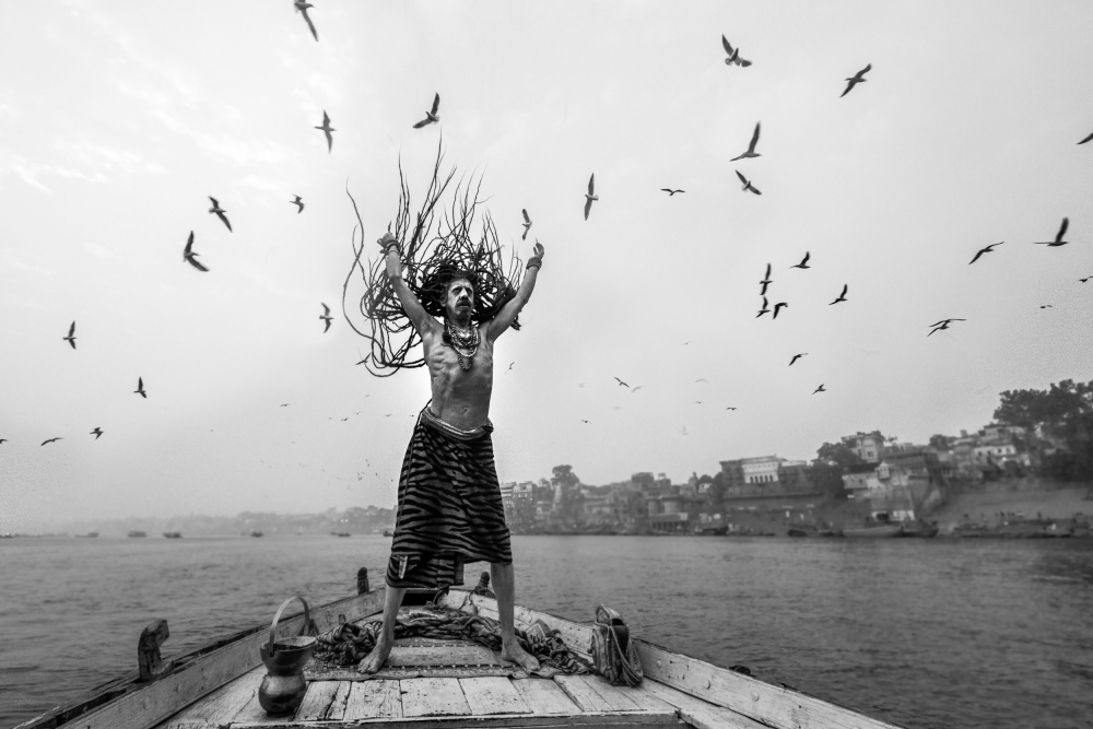Naga Sadhu posing on boat at varanasi à Prithul Das