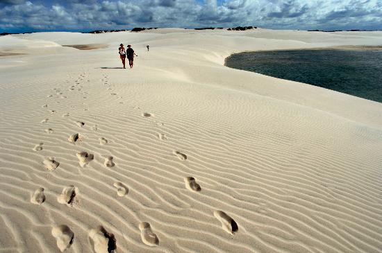 Touristen erkunden Wüstenlandschaft in Brasilien à Ralf Hirschberger