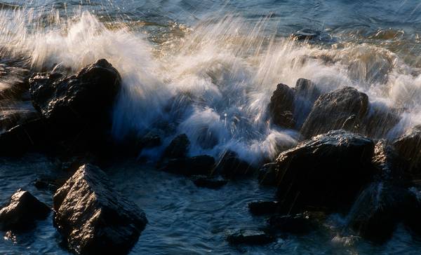 Brandung im Meer an Felsen à Robert Kalb