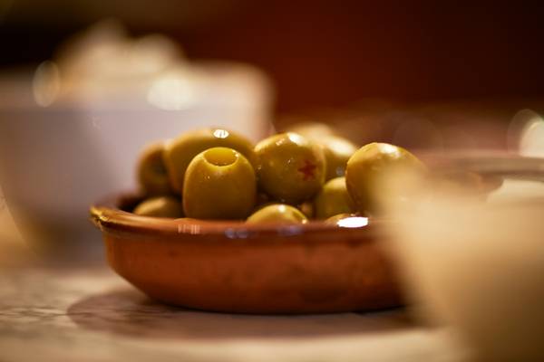 Drei Schalen mit Oliven auf einem Esstisch à Robert Kalb