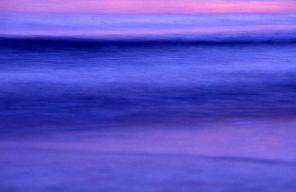 Farbenspiel einer unscharfen Welle im Meer à Robert Kalb