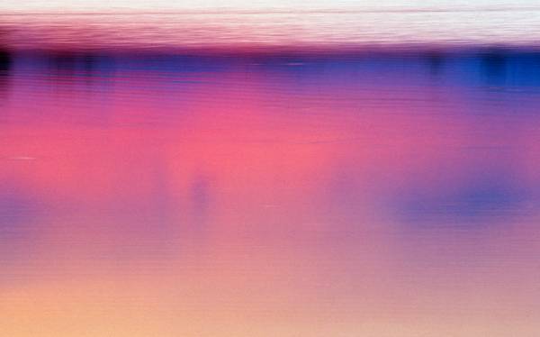 Farbenspiel im Wasser durch einen Sonnenuntergang am Rauchwarter See à Robert Kalb