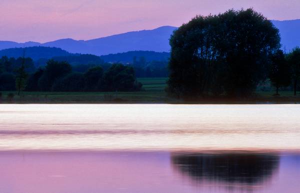 Farbenspiel im Wasser (von blau bis rosarot) durch einen Sonnenuntergang à Robert Kalb