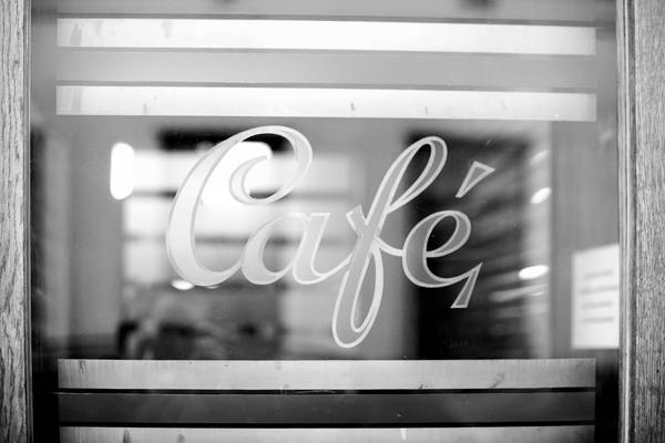 Fenster mit Aufschrift Cafe in einem Wiener Kaffeehaus. à Robert Kalb