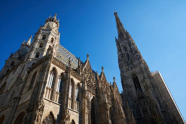 Stephansdom in Wien gegen einen blauen Himmel  à Robert Kalb