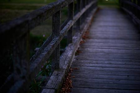 Holbrücke  für Fussgänger im düsteren Licht