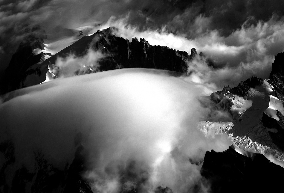 Sommet du Mount Blanc with clouds à Roberto GIUDICI
