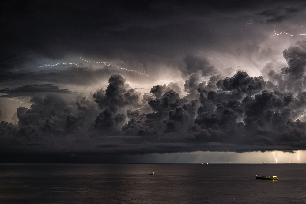 Storm over the mediterranean sea à Roberto Zanleone