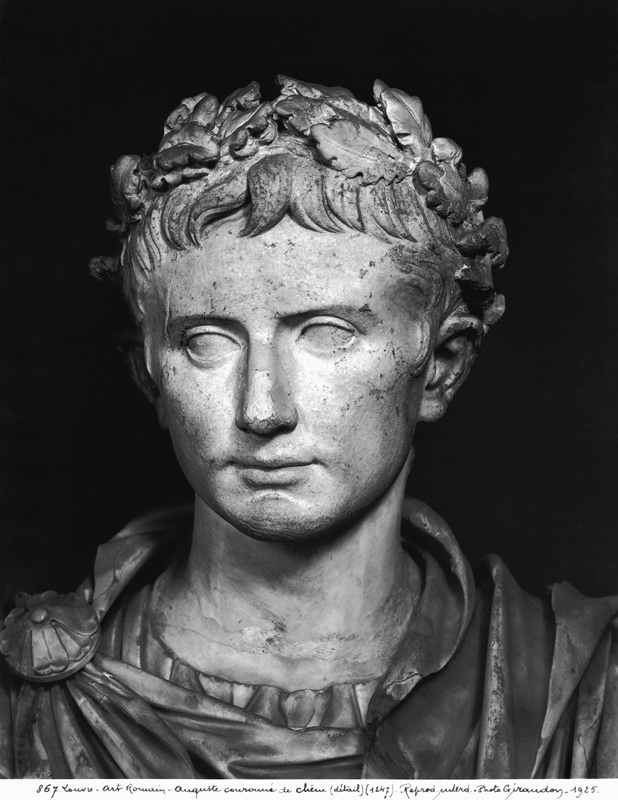 Head of Emperor Augustus (63 BC-14 AD) crowned with an oak wreath  (detail) à Romain