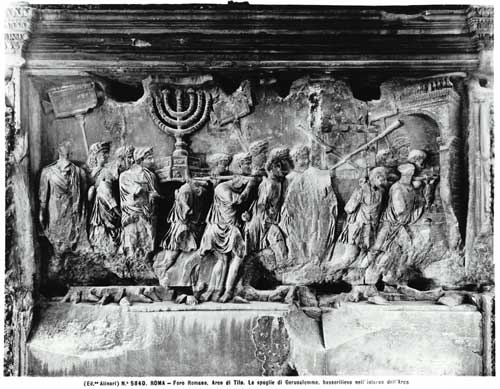 The Arch of Titus, detail of the Temple treasures being carried after the Sack of Jerusalem in 70 AD à Romain