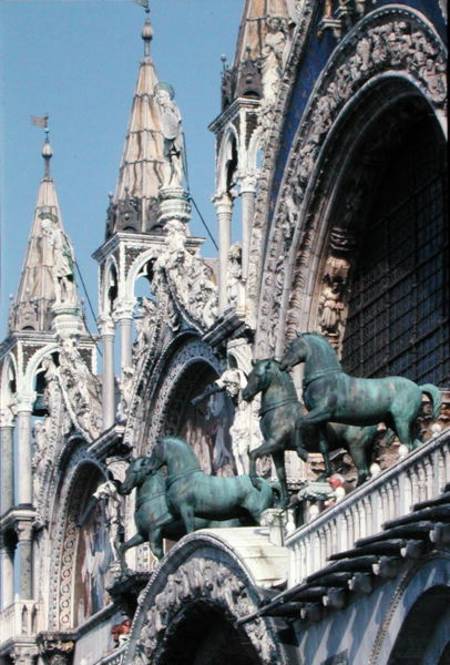 Replicas of The Four Horses above the main door of the facade (photo) à Romain