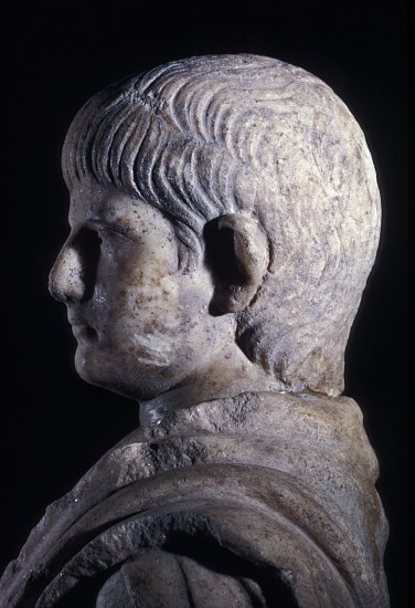 Togate statue of the young Nero, side view of the head à Romain
