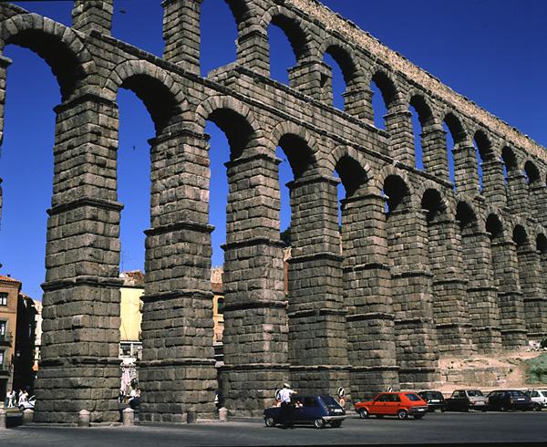 View of the Roman aqueduct (photo)  à Romain