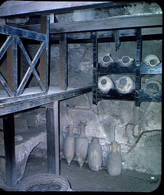 Interior of a shop with amphorae, from the House of Neptune and Amphitrite (photo) à Romain 1er siècle après JC
