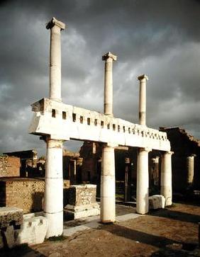 View of the portico of the Forum (photo)