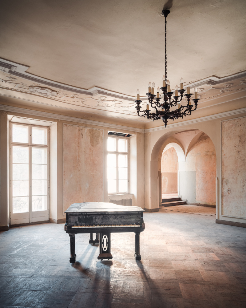 Piano in an Abandoned Castle à Roman Robroek