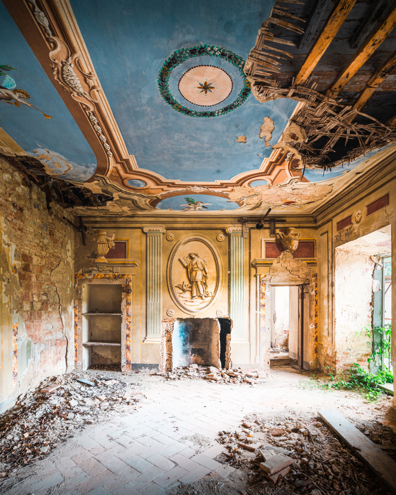 Abandoned Villa with Fresco à Roman Robroek