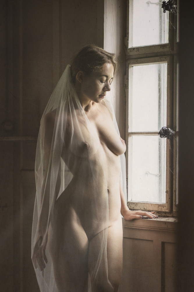 woman at window à Ruth Franke
