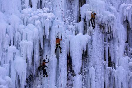Ice Cliff Climbing-2