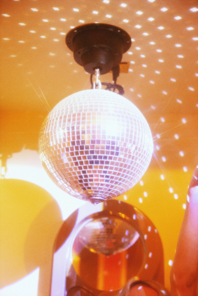 Groovy Yellow Disco Ball à Samantha Hearn
