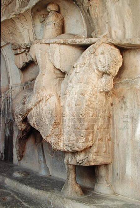 Carving of Khosrow Parviz on his horse Shabdiz with the equipment of a heavy-armoured knight à École sassanide