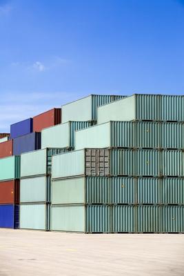shipping containers against blue sky à Sascha Burkard