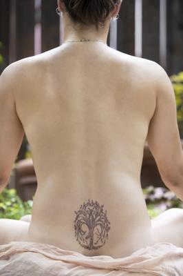 Back of a nude woman meditating à Scott Griessel
