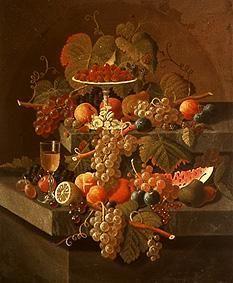 nature morte avec des grappes de raisin et d'autres fruits.