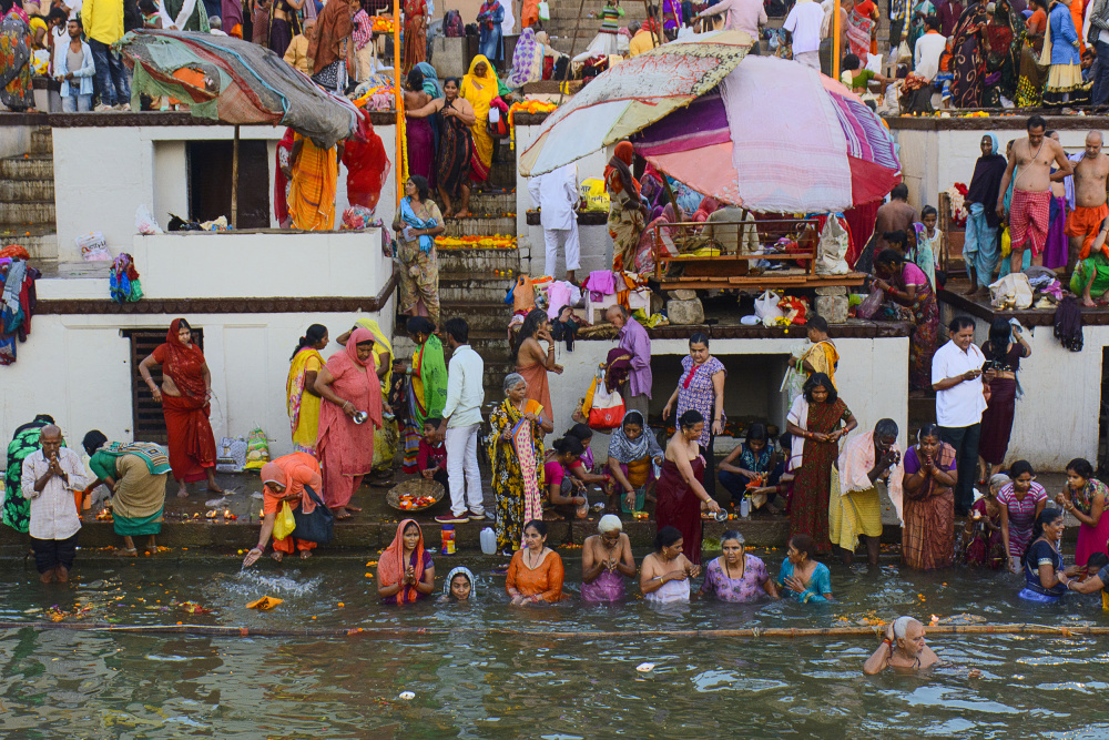 Bathing of Devotees à Shaibal Nandi