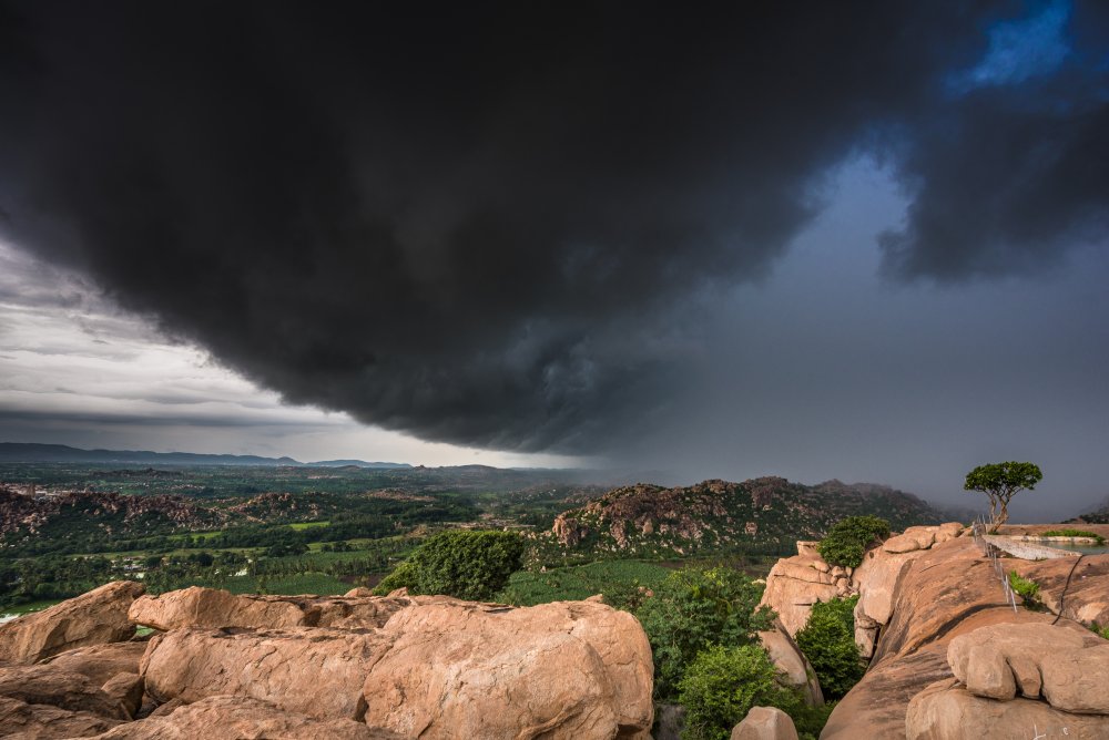 Storm Coming à SHREENIVAS YENNI