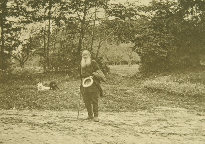 Leo Tolstoy walking in Yasnaya Polyana à Sophia Andreevna Tolstaya