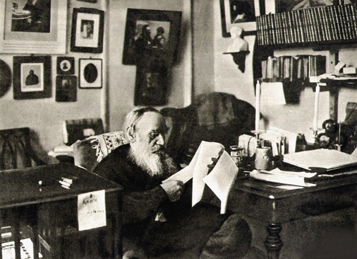 Leo Tolstoy in his studio. Yasnaya Polyana à Sophia Andreevna Tolstaya