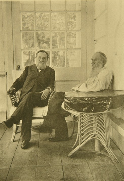 Leo Tolstoy with the microbiologist Ilya Mechnikov (1845-1916) à Sophia Andreevna Tolstaya