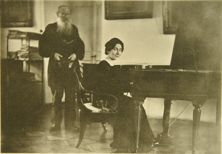 Leo Tolstoy with the harpsichordist Wanda Landowska (1879-1959) à Sophia Andreevna Tolstaya