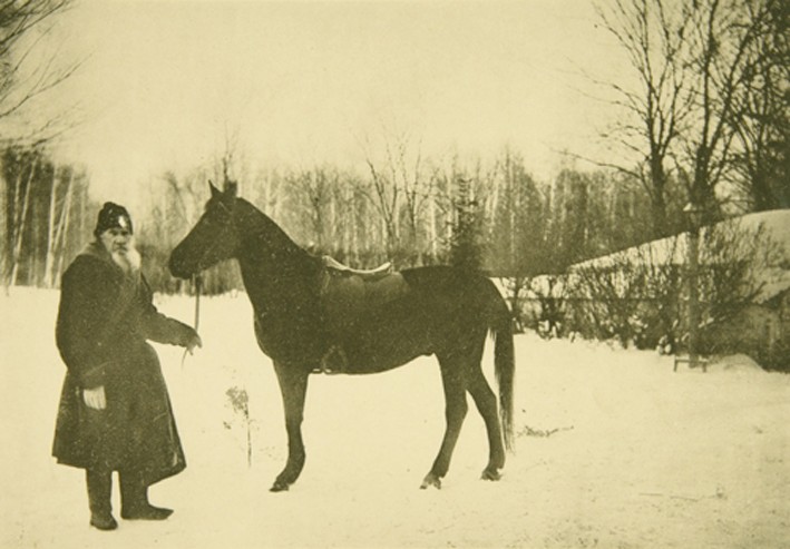 Leo Tolstoy with a Horse in Yasnaya Polyana à Sophia Andreevna Tolstaya