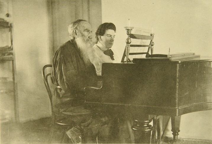 Leo Tolstoy and Daughter Alexandra at the Piano à Sophia Andreevna Tolstaya
