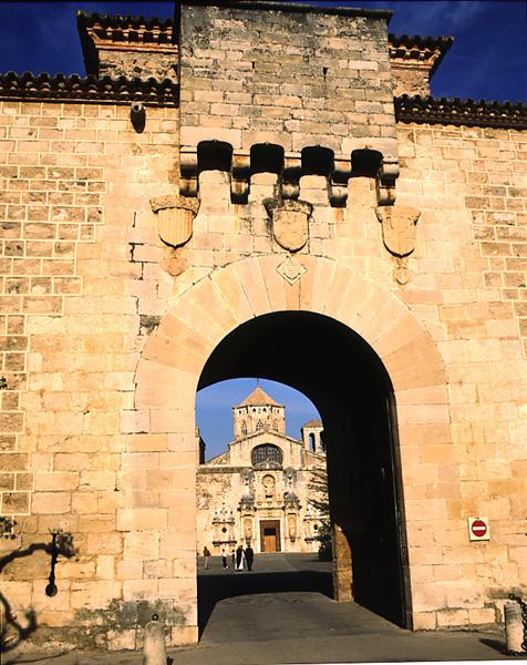 Entrance to the monastery, founded in 1151 (photo)  à École espagnole