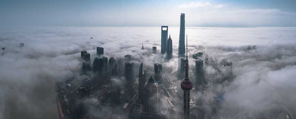 Shanghai in the fog from above à Stan Huang