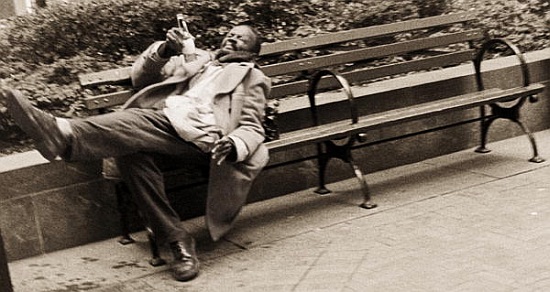 Drunk man on a park bench à Stephen  Spiller
