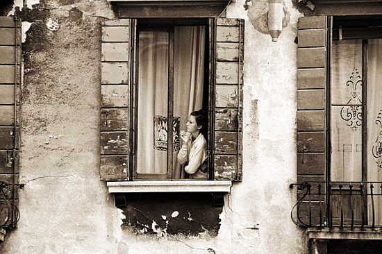 Woman gazing out of a window contemplating, 2004 (b/w photo)  à Stephen  Spiller