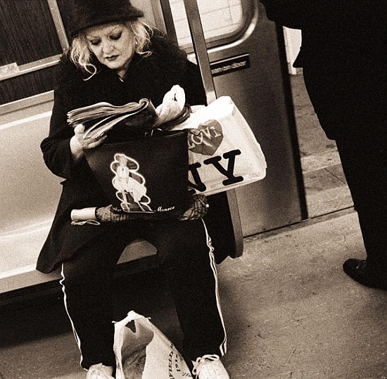 Woman reading on a subway with a Marilyn Monroe purse and an ''I Love New York'' bag, 2004 (b/w phot à Stephen  Spiller