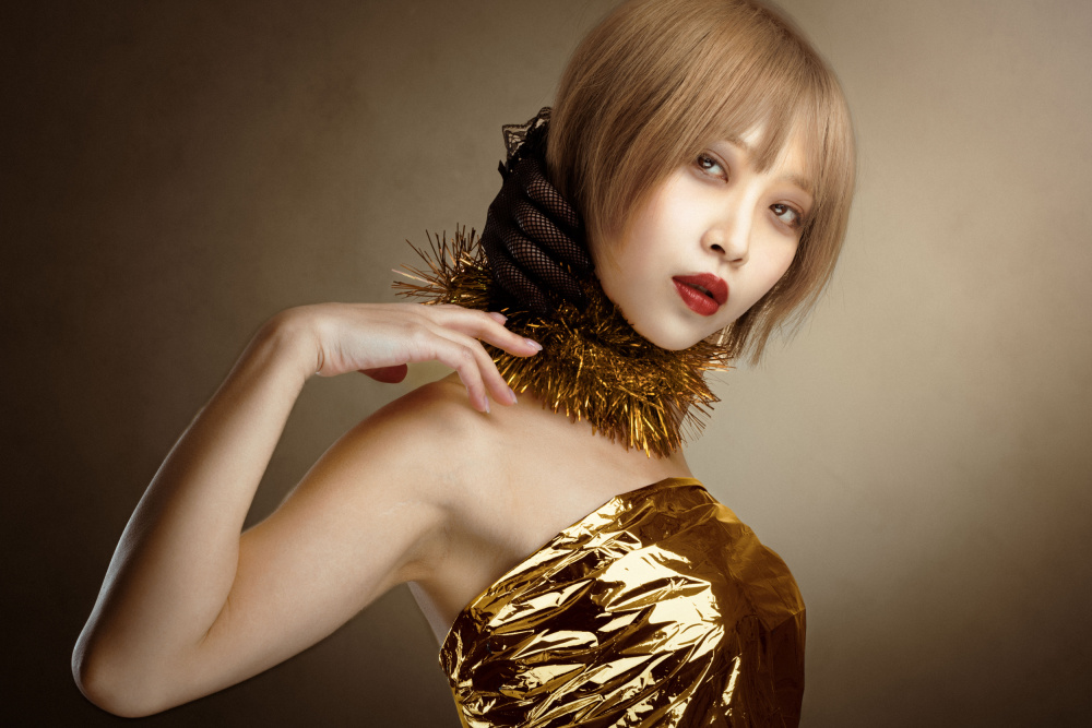 Gold Dress à Suguru Sumimoto