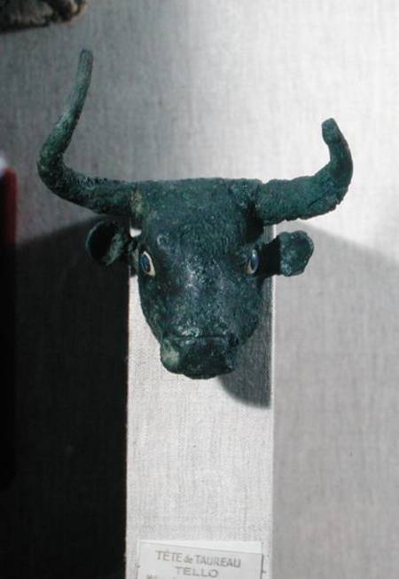 Head of a bull, with Royal  inscription, mount for a piece of furniture or for a harp, from Telloh ( à Sumérien